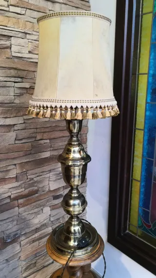 Lámpara de pie dorada y beige