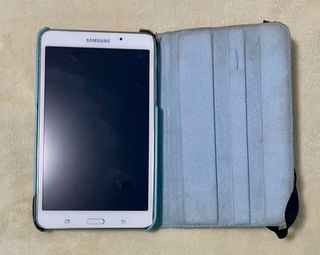 Samsung Galaxy Tab 4 Blanca con carcasa azul