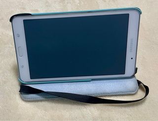 Samsung Galaxy Tab 4 Blanca con carcasa azul