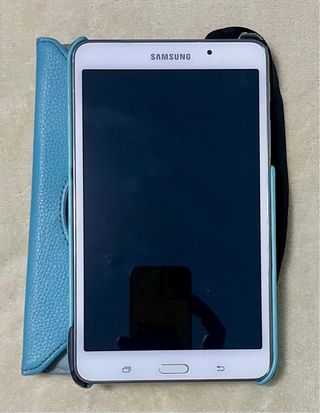 Samsung Galaxy Tab 4 Blanca con carcasa azul