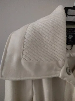 Abrigo blanco con cinturón