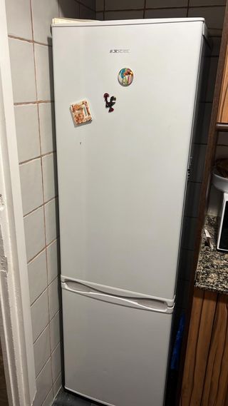 Nevera blanca, funciona perfecta. Esta en BarBarce