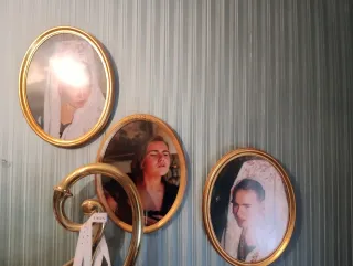 Marco de metal dorado