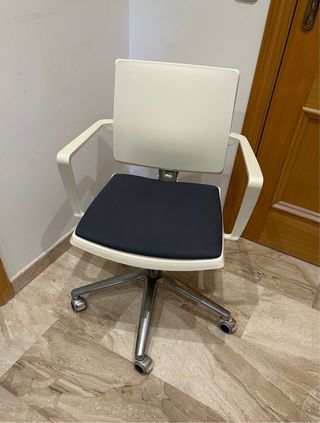 Color azul.Silla de escritorio, tapiceria intacta