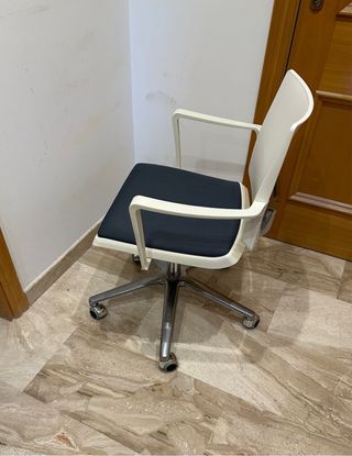 Color azul.Silla de escritorio, tapiceria intacta