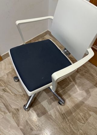 Color azul.Silla de escritorio, tapiceria intacta