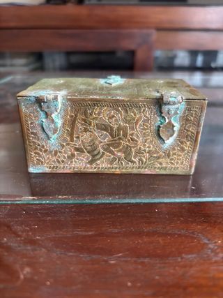 Caja antigua latón repujado joyero