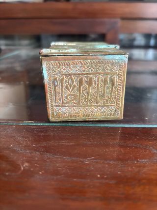 Caja antigua latón repujado joyero