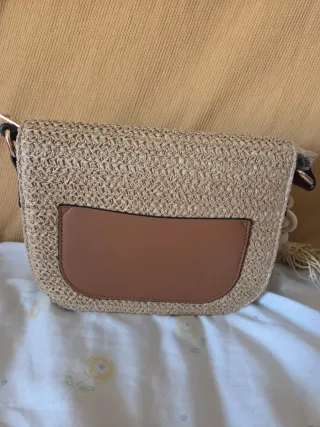 Bolso de rafia beige con detalles dorados bolillos