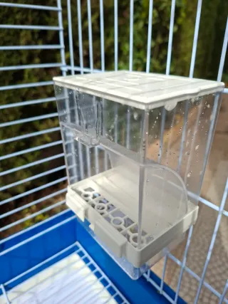 Jaula para pájaros azul y blanca