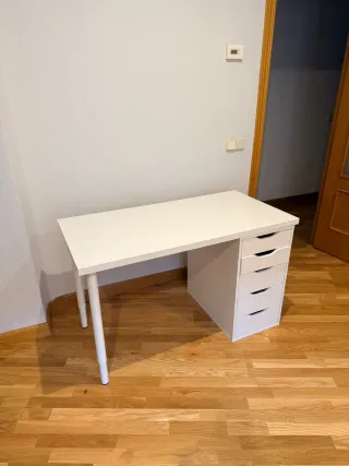 Escritorio blanco IKEA con cajonera