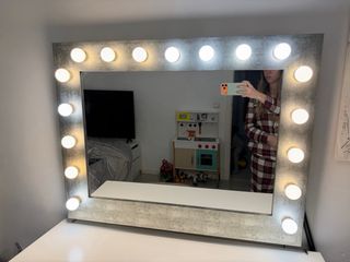 Tocador con espejo y silla