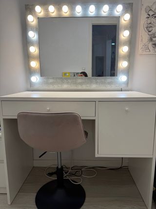 Tocador con espejo y silla