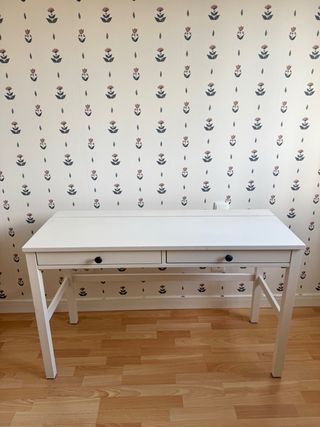 Escritorio Ikea blanco con 2 cajones