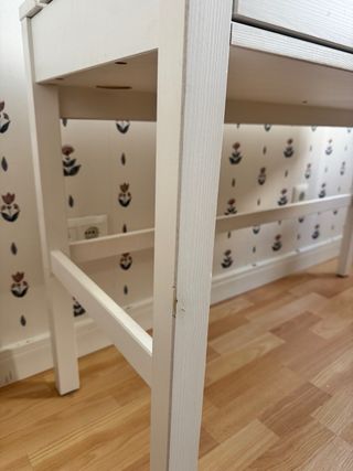 Escritorio Ikea blanco con 2 cajones