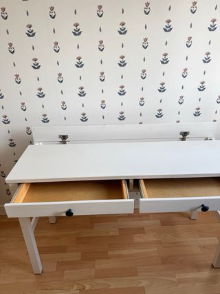 Escritorio Ikea blanco con 2 cajones