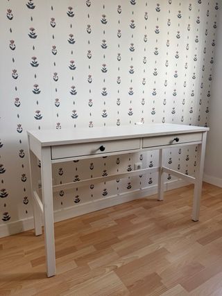 Escritorio Ikea blanco con 2 cajones