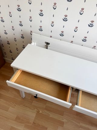 Escritorio Ikea blanco con 2 cajones