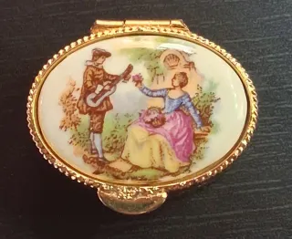 Portapillole dorato scena Fragonard