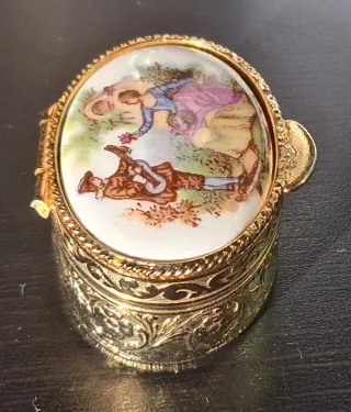 Portapillole dorato scena Fragonard