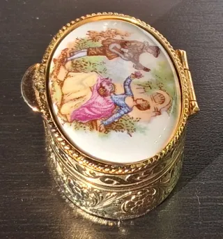 Portapillole dorato scena Fragonard