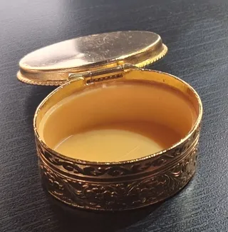 Portapillole dorato scena Fragonard