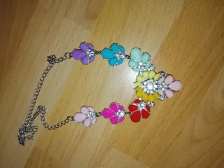 Collar de flores multicolor con cadena plateada