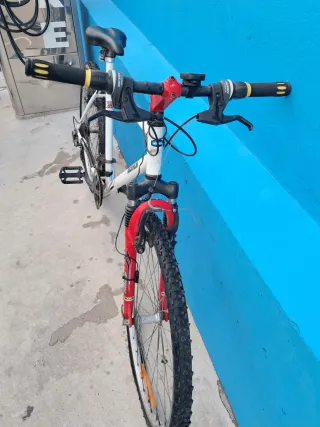 Bicicleta Decathlon Blanca y Roja
