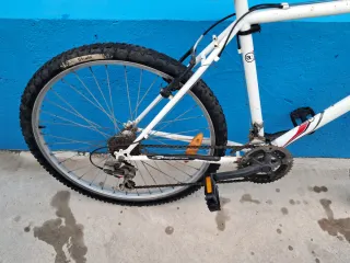 Bicicleta Decathlon Blanca y Roja