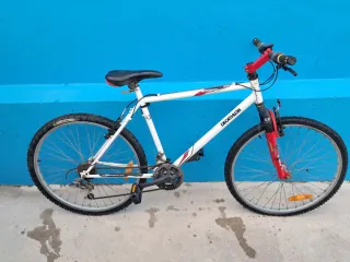 Bicicleta Decathlon Blanca y Roja