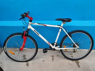 Bicicleta Decathlon Blanca y Roja