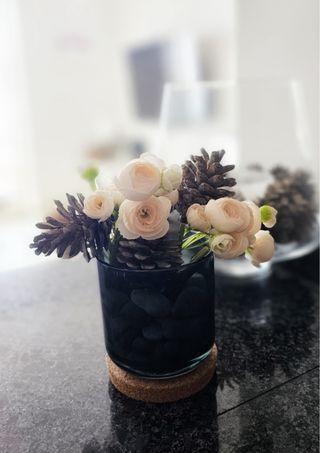 Arreglo floral con piñas y rosas