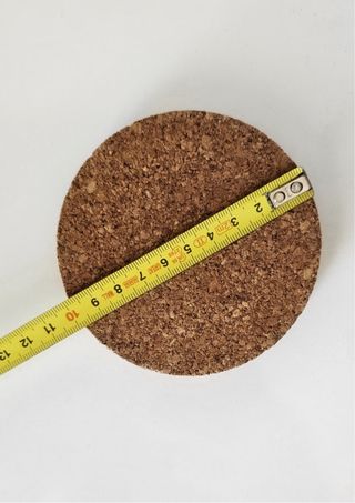 Arreglo floral con piñas y rosas