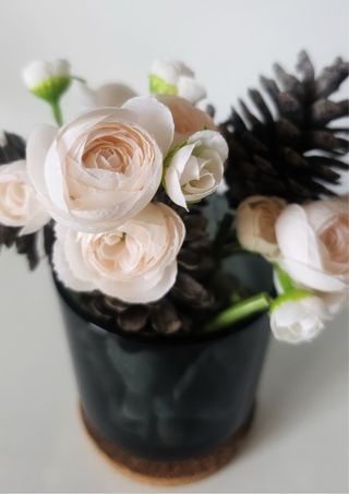 Arreglo floral con piñas y rosas