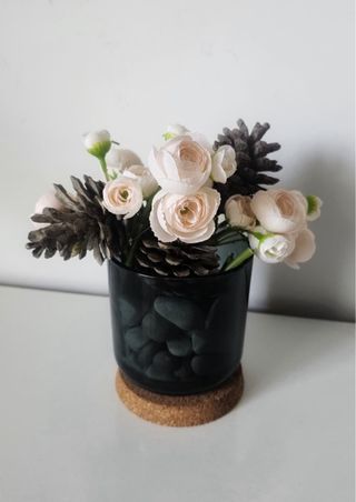 Arreglo floral con piñas y rosas