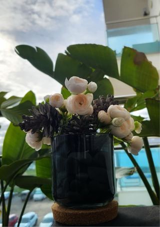 Arreglo floral con piñas y rosas