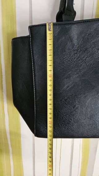 Bolso negro Stradivarius de mano