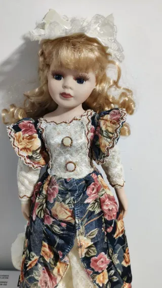 Belli pupazzi di porcellana