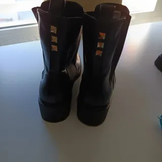 Botines negros mujer con tachuelas