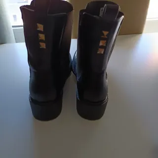 Botines negros mujer con tachuelas