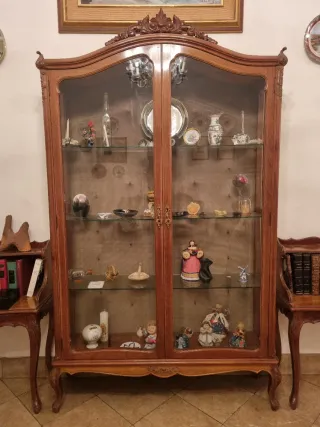 Vitrina antigua de madera y cristal