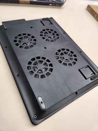 Base Refrigeradora Portátil 12-17", 4 Ventiladores Silenciosos- Ventilador Ordenador Portatil con Soporte, 2 Puertos USB, Refrigeración Rápida, Luz LED Azul - Color Negro NK