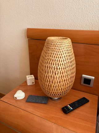 Lámpara de techo y cómoda bambú