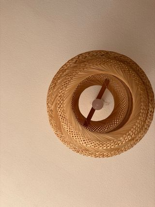 Lámpara de techo y cómoda bambú