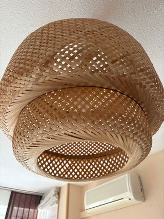 Lámpara de techo y cómoda bambú