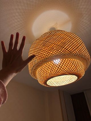 Lámpara de techo y cómoda bambú