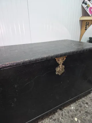 Arcón de madera negro y espejo.