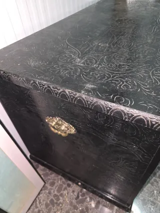 Arcón de madera negro y espejo.