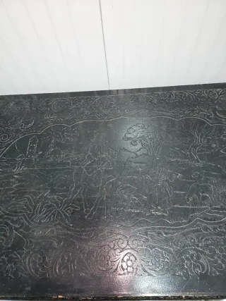 Arcón de madera negro y espejo.