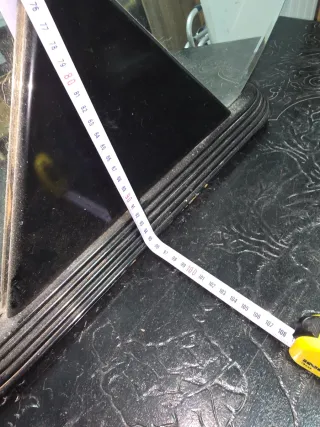 Arcón de madera negro y espejo.